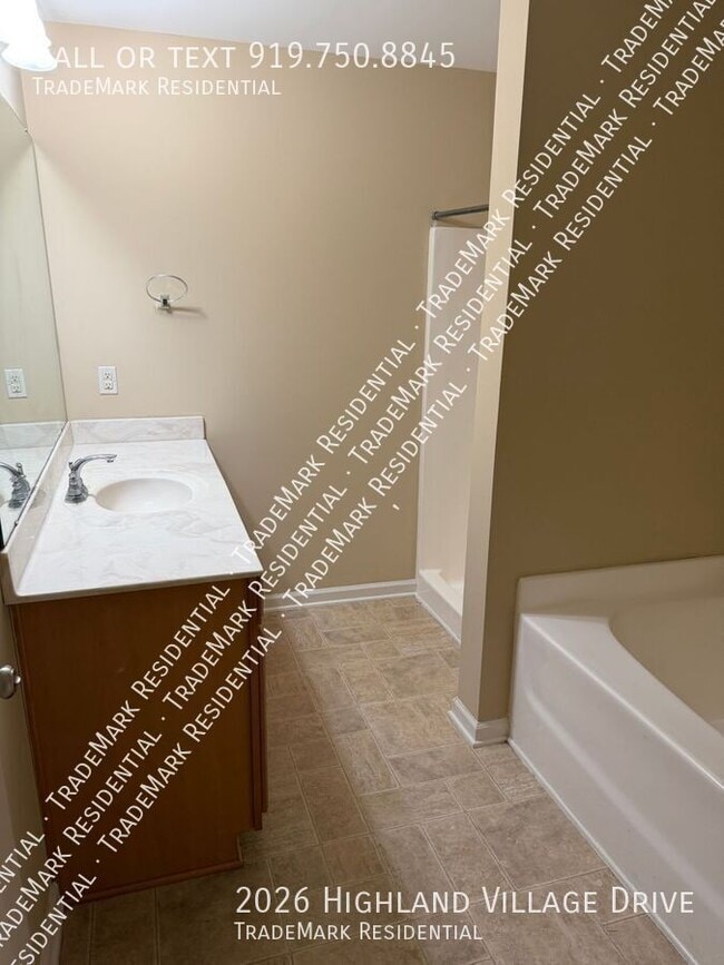 Building Photo - 2026 Highland Village Dr