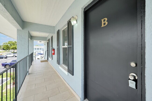 Foto del edificio - "Bright 2-Bed, 2-Bath Condo Retreat with Pool & Lake Views"