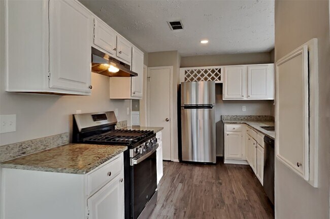 Building Photo - 2010 Creekshire Dr