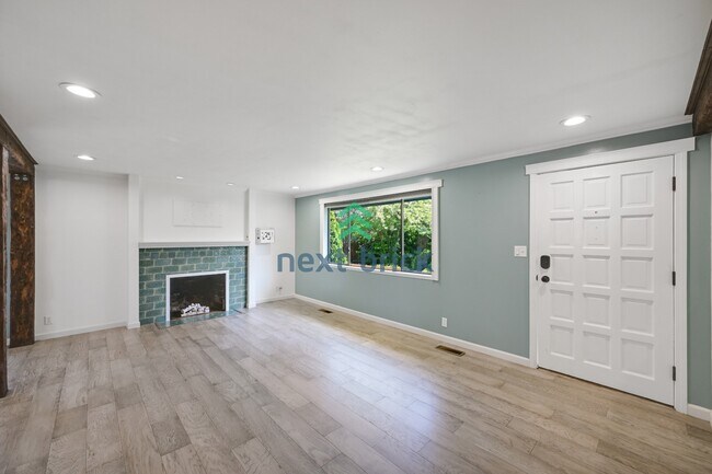 Foto del edificio - Charming 3-Bed, 2-Bath Remodeled Home in Prime Edmonds Location!