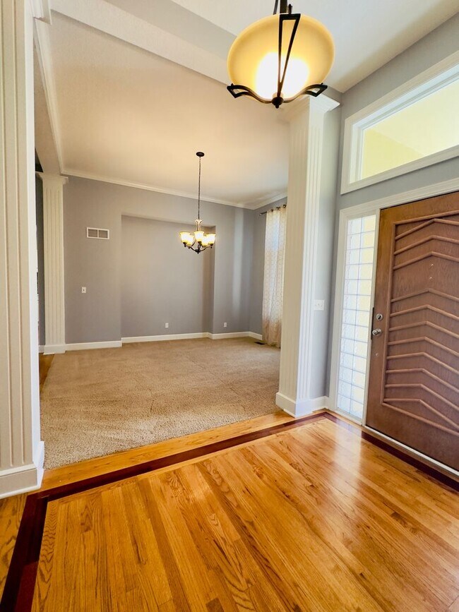 Foto del edificio - {6411} Enchanted Lake Estates + Updated Kitchen, Fresh Paint Throughout +  Main Floor Primary Bed...