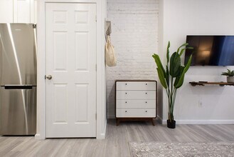 Building Photo - 240e E 75th St