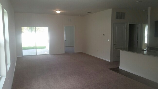 Building Photo - Great 3/2/2 in Coastal Woods available now!!