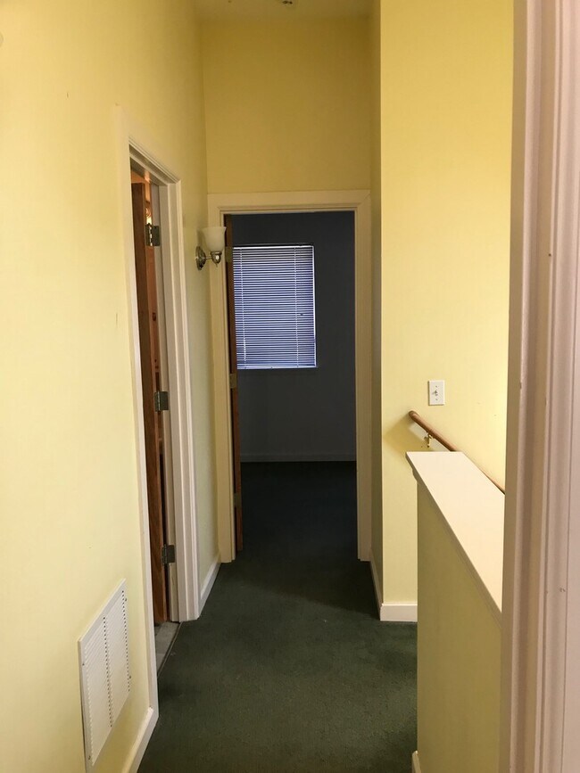 Foto del edificio - Pre - Leasing Excellent 7 Bedroom/3 Bathro...