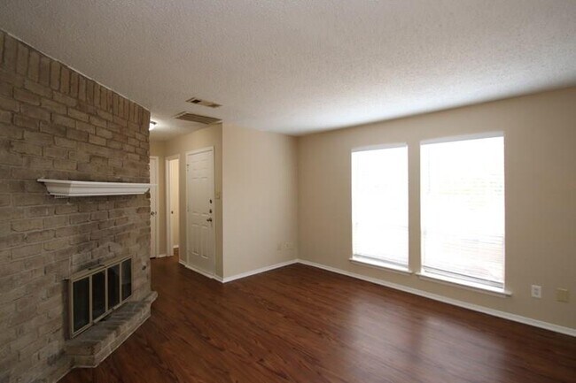 Foto del edificio - 209 Heartwood Dr