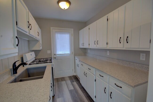 Building Photo - Remodeled 2 bed home
