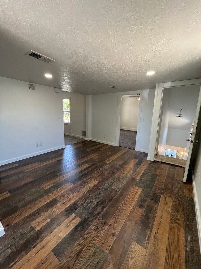 Foto del edificio - Recently Updated 2 Bed/1 Bath Upper Level Duplex Near Downtown!