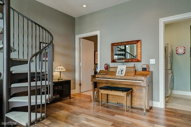 Building Photo - 2 br, 3 bath  - 1145 N High St Unit 308