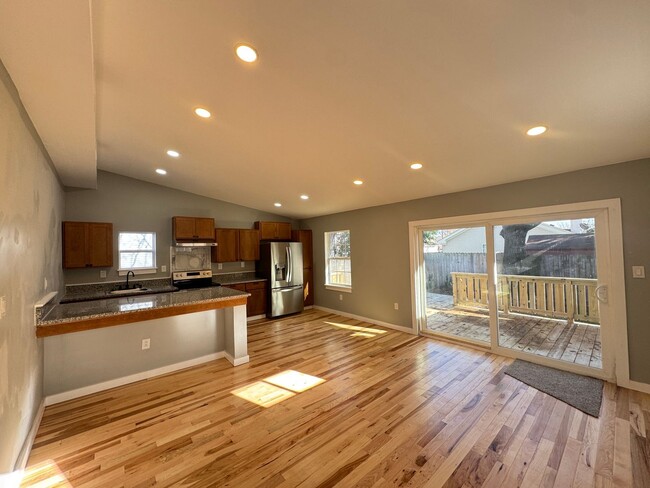 Building Photo - Gorgeous, newly renovated 3 bed/2 bath home