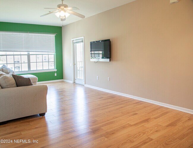 Foto del edificio - 7990 Baymeadows Cir E