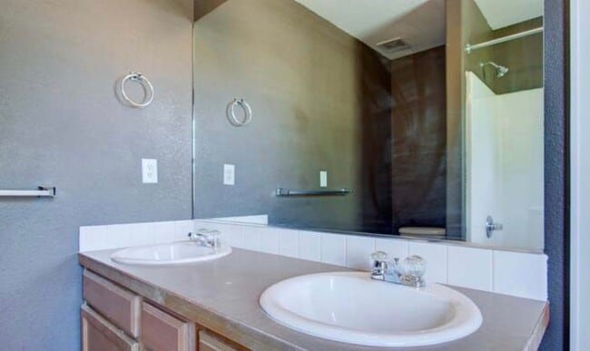 Building Photo - 221 Green Teal Dr