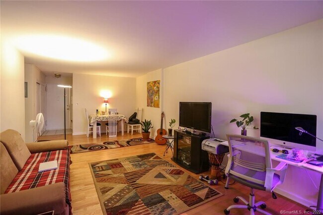 Foto del edificio - 91 Strawberry Hill Ave