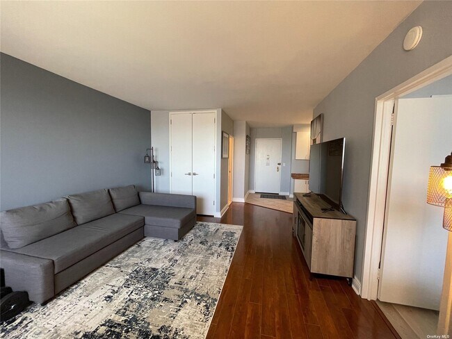 Foto del edificio - 26910 Grand Central Pkwy