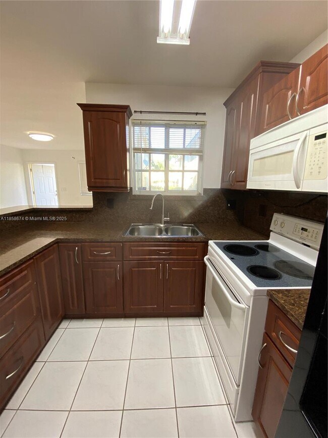 Foto del edificio - 6763 NW 182nd St
