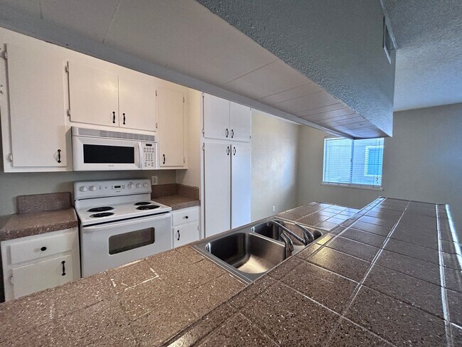 Building Photo - Two Bedroom One Bathroom Apartment