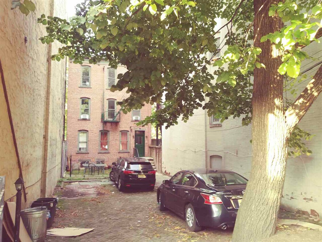 Primary Photo - 124 Bright St