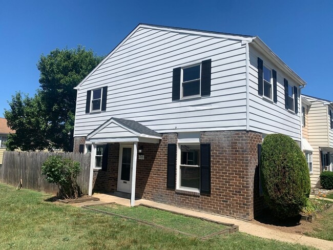 Building Photo - 2 Story, 3 bedroom, 1.5 bath Townhome in Glen Burnie