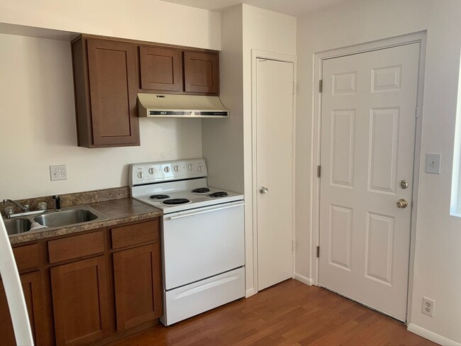 Building Photo - Great 1 bedroom 1 bath condo -- COMING SOON