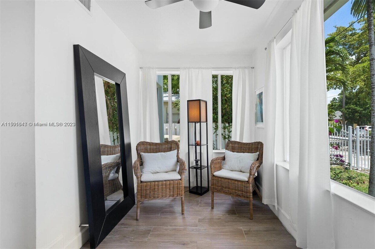Foto principal - 555 NE 70th St