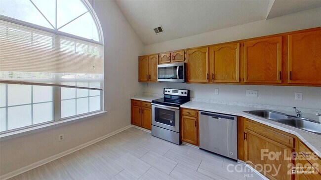 Building Photo - 8327 Southgate Commons Dr