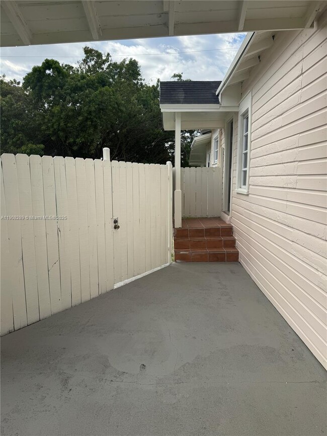 Building Photo - 8242 SW 43rd Terrace