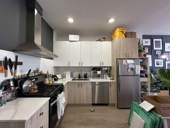 Building Photo - 843 N Mozart St