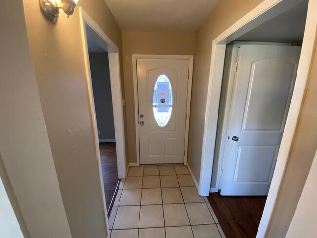 Building Photo - 3 bed 2 bath, 1 car garage