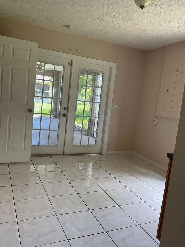 Foto del edificio - 4 bedroom 3 bath. RENT  IS $2,400.00 A MONTH
