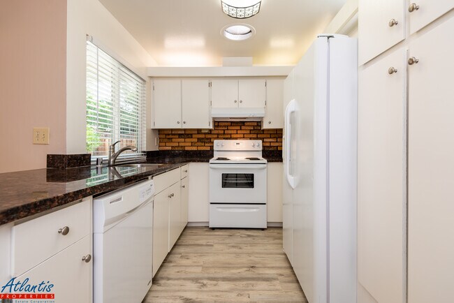 Building Photo - 321 Spode Way