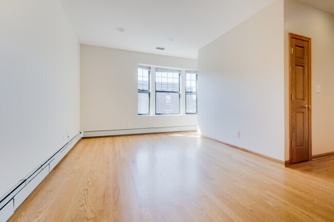 Building Photo - 1435 E 53rd St
