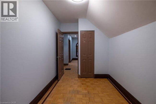 Photo du bâtiment - 41 Park Hill Rd E