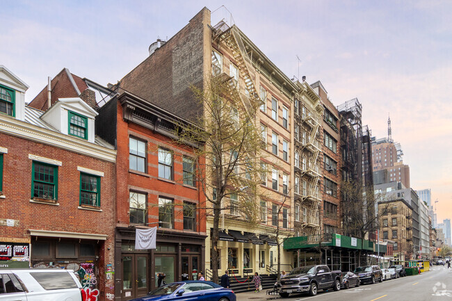 Foto del edificio - 351-353 W Broadway