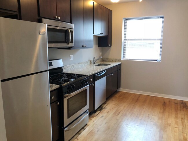 Cocina moderna - 2440 W North Shore Ave