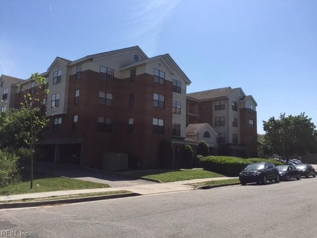 Building Photo - 1049 W 49th St