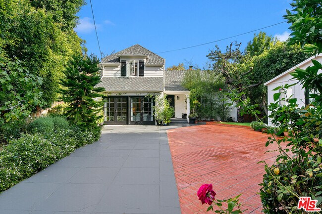 Foto del edificio - 1760 Nichols Canyon Rd