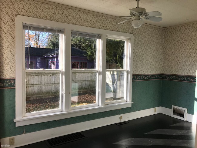 Foto del edificio - 571 Bellows Ave