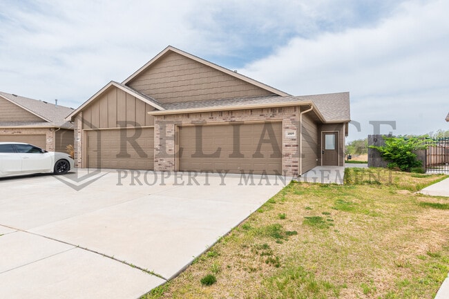 Building Photo - 4809 N Hillside Ct