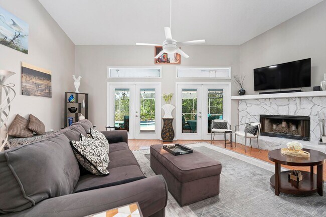 Foto del edificio - ** STUNNING 4 BEDROOM 2 FULL BATH/ 2 HALF BATH HOME WITH A PRIVATE POOL LOCATED JUST MINUTES FROM...