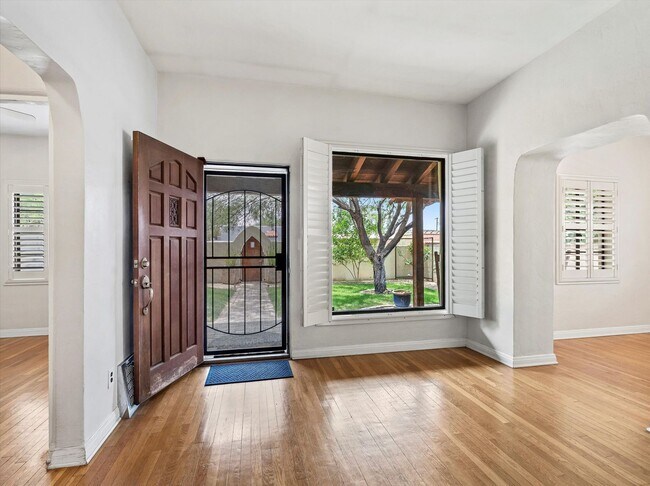Foto del edificio - Sam Hughes Remodeled Home