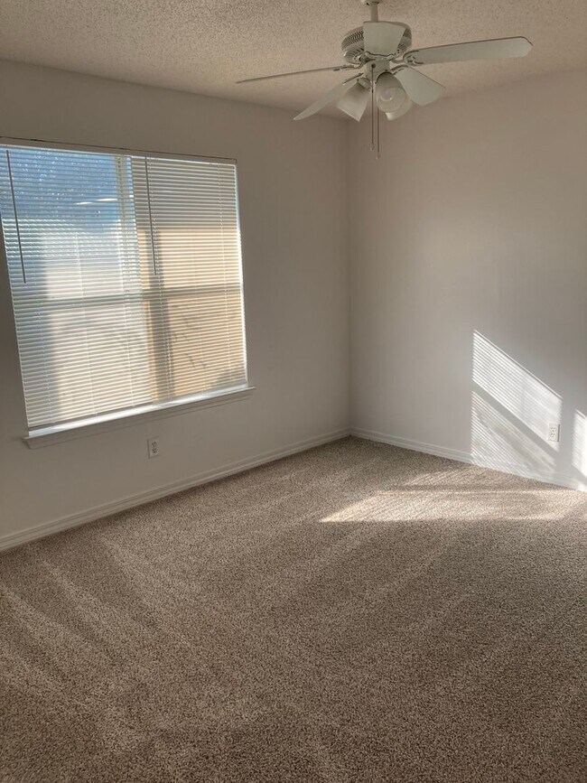 Building Photo - 561 Florosa Ct