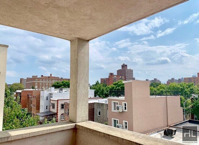 Foto del edificio - Rent Stabilized 1 bedroom with balcony - i...
