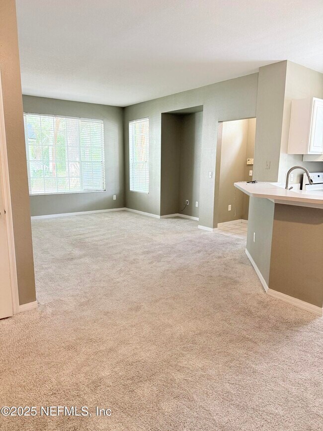 Building Photo - 13703 Richmond Park Dr N