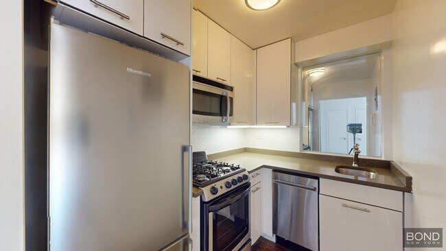 Building Photo - 220 E 63rd St