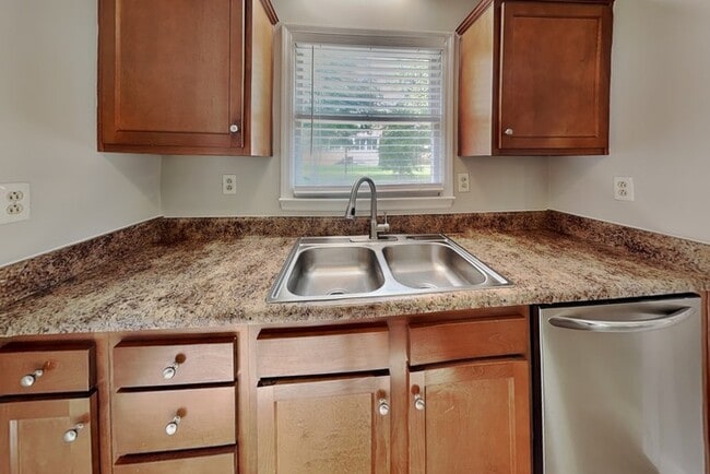 Foto del edificio - 2215 Medlin Ct