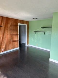 Building Photo - Charming 2-Bedroom Single Family Home with HUGE lot! Available 3/1