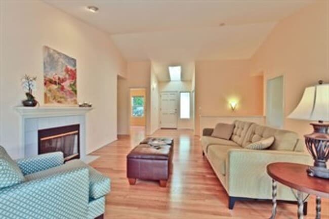 Building Photo - Spacious 4 bedroom 3 bath daylight rambler...