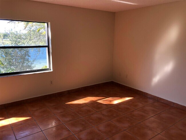 Foto del edificio - 250 W Park Dr