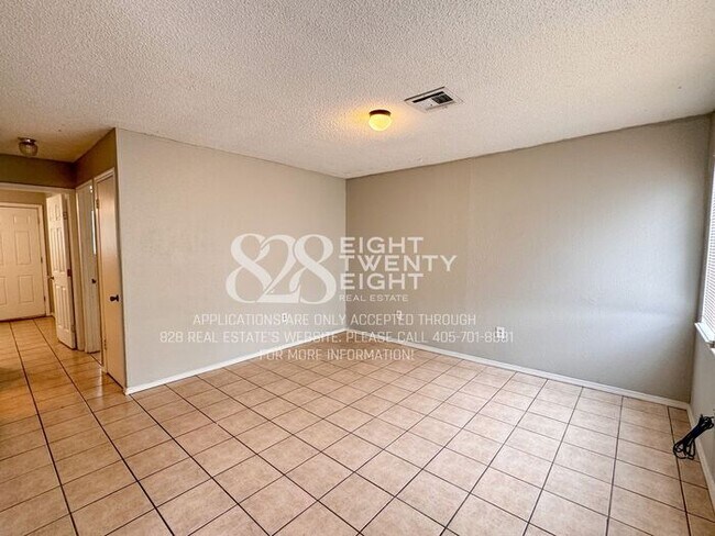 Foto del edificio - 1/2 OFF 1ST MONTH'S RENT! 2 Bed/1 Bath Tri-plex Home in Noble