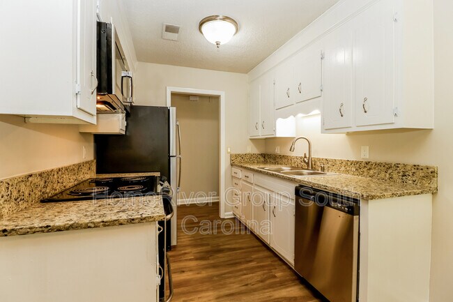 Building Photo - 1311 Hampton Dr