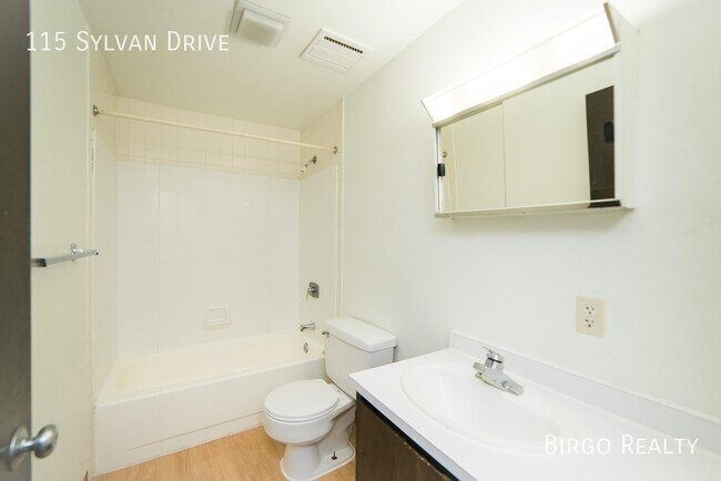 Foto del edificio - 115 Sunnyhill Dr
